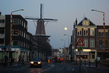 900023 Gezicht in de Adelaarstraat te Utrecht, vanaf de Stenenbrug, tijdens de schemering en tijdens volle maan, met de ...